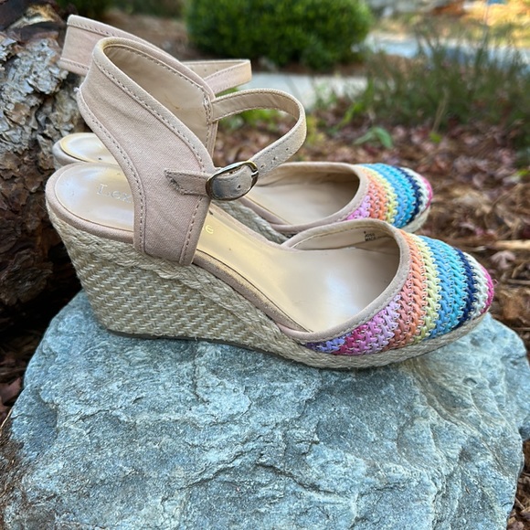 Lexi & Abbie Closed toe wedge espadrilles rainbow jute & beige. Size 6 - Picture 3 of 9